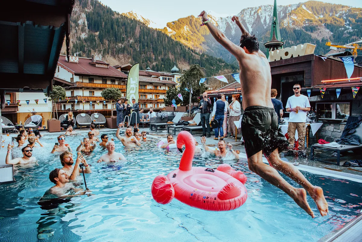 Snowbombing, LAB54 pool party